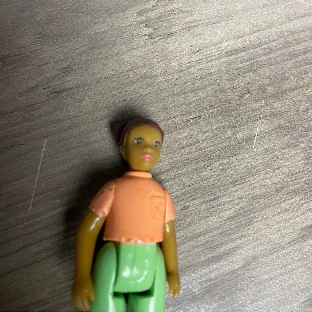 Fisher Price Sweet Streets Dollhouse African American Girl Broken Leg Cast Rare - Picture 2 of 7
